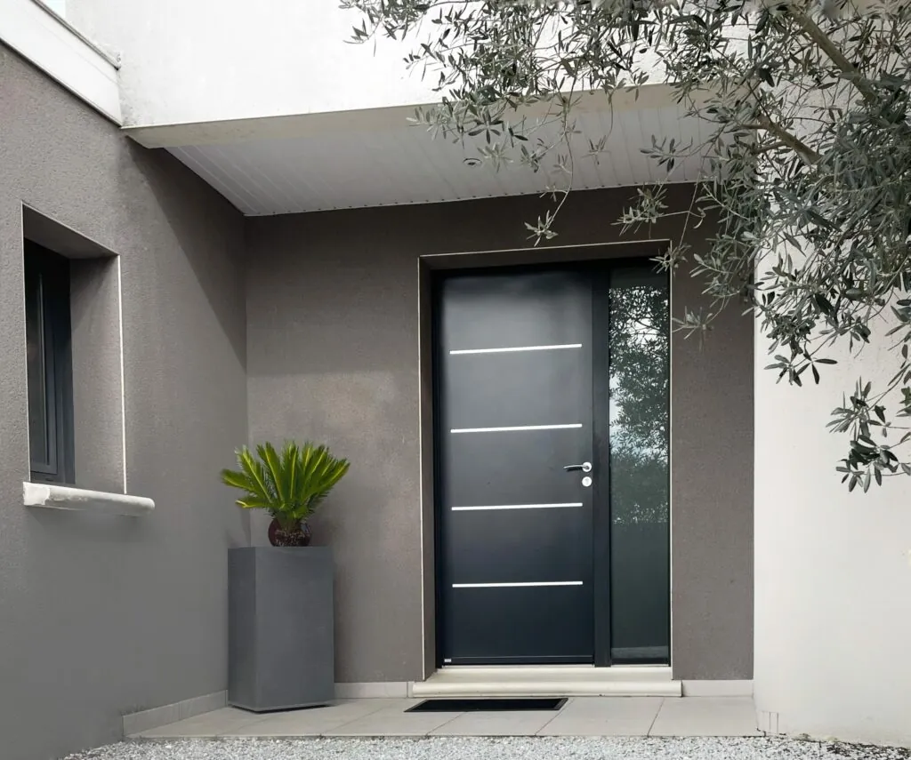 Porte d’entrée gris anthracite à inserts inox