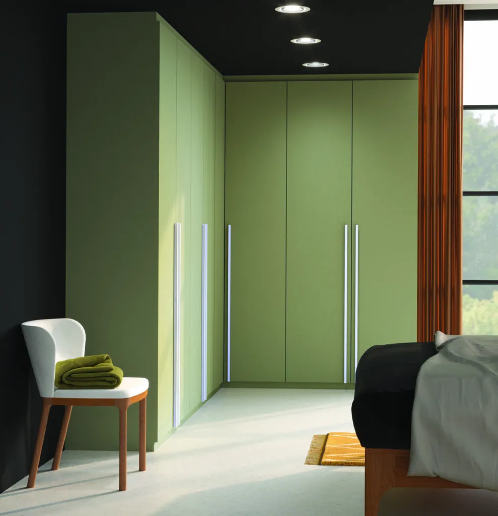 Placard à portes battantes vert sauge dans une chambre