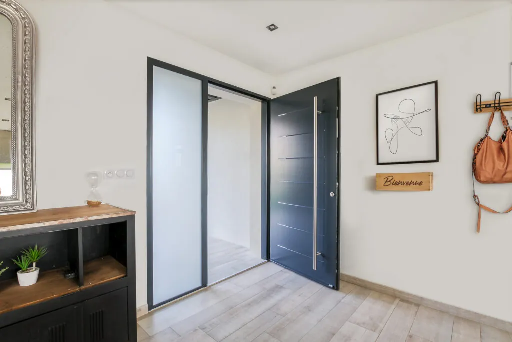 Porte d’entrée bleu acier avec vitrage latéral, vue de l’intérieur