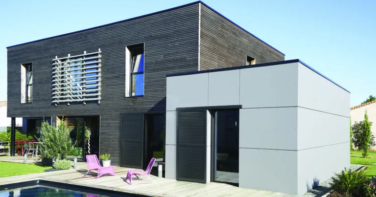 Maison contemporaine aux volets coulissants en aluminium gris